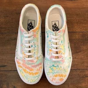 Van’s Women’s Multi Color Psychedelic Tie Dye Shoe’s. Size 8.5